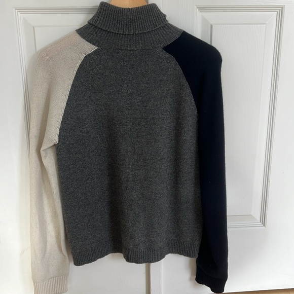 Super cute, cozy & soft sweater! Very flattering fit! - Picture 5 of 7